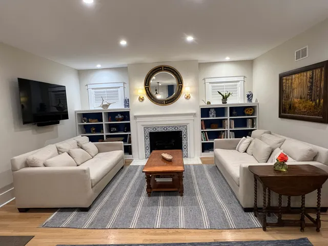 $1,695,000 | 90 East Woodland Road, Lake Forest, IL 60045