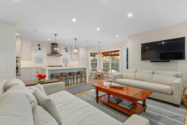 $1,695,000 | 90 East Woodland Road, Lake Forest, IL 60045