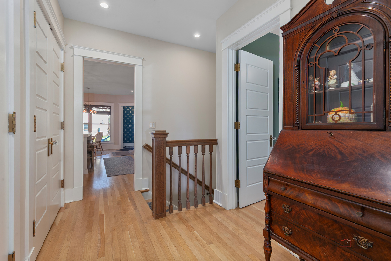 90 East Woodland Road Lake Forest, IL 60045 - Photo 21 of 40 a room with wooden floor and furniture