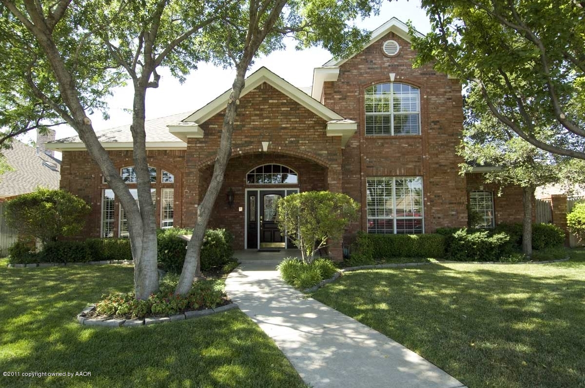 7821 Covington Parkway Amarillo, TX 79121 - Photo 19 of 53 a front view of a house with garden