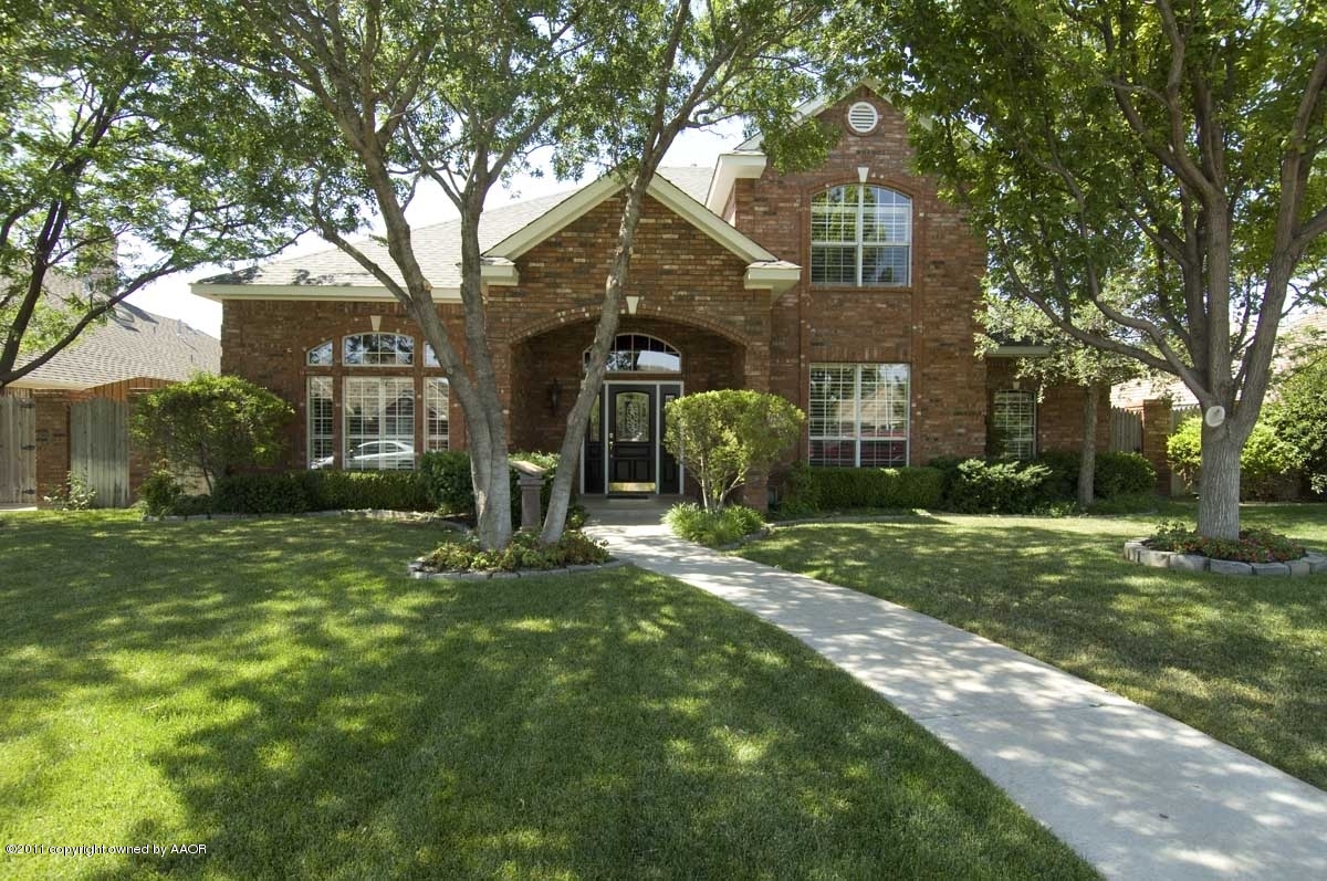 7821 Covington Parkway Amarillo, TX 79121 - Photo 20 of 53 a front view of a house with yard and green space