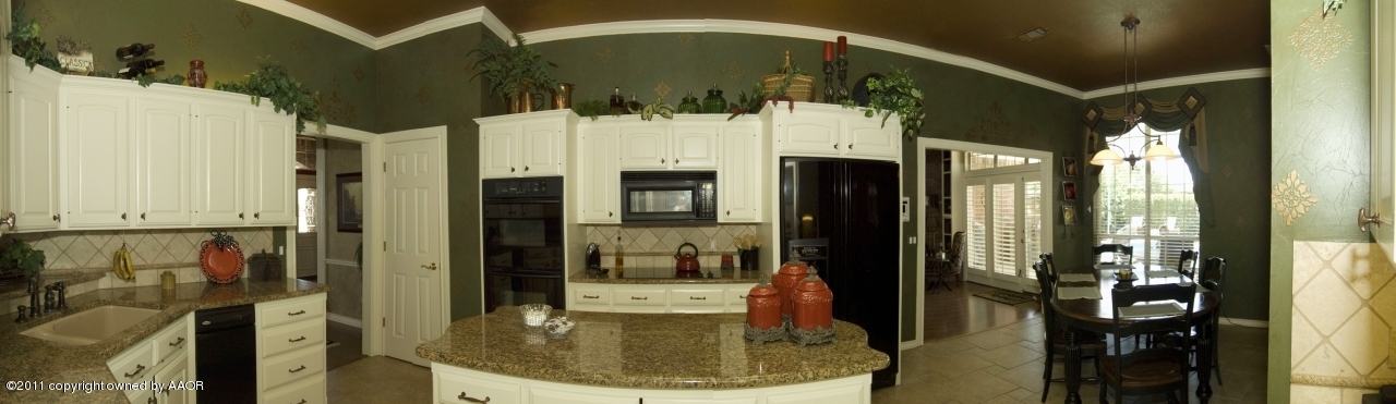 7821 Covington Parkway Amarillo, TX 79121 - Photo 21 of 53 a bathroom with a sink and a mirror