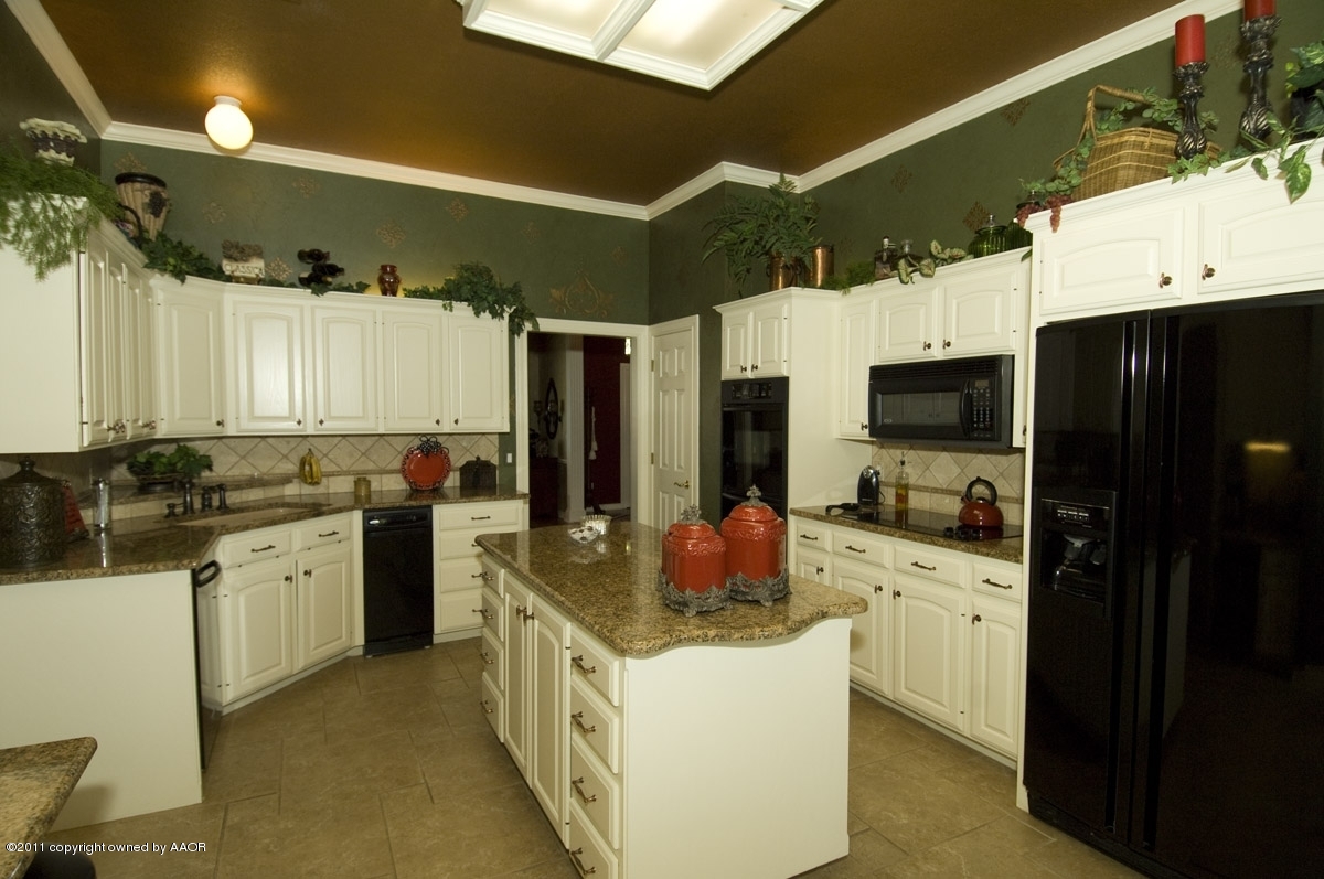 7821 Covington Parkway Amarillo, TX 79121 - Photo 25 of 53 a kitchen with stainless steel appliances a stove refrigerator sink and microwave