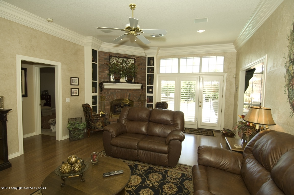7821 Covington Parkway Amarillo, TX 79121 - Photo 32 of 53 a living room with furniture and a large window