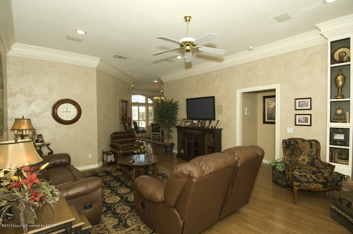 7821 Covington Parkway Amarillo, TX 79121 - Photo 33 of 53 a living room with furniture a flat screen tv and a window