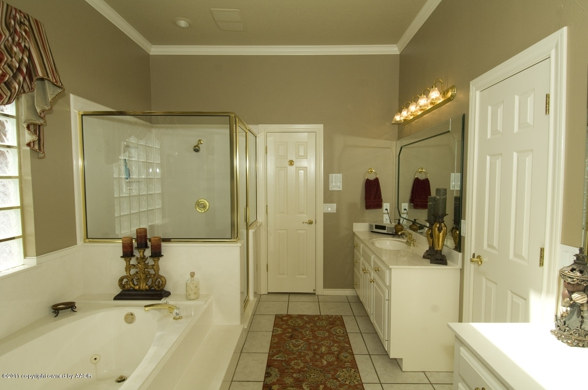 7821 Covington Parkway Amarillo, TX 79121 - Photo 34 of 53 a bathroom with a tub sink and mirror