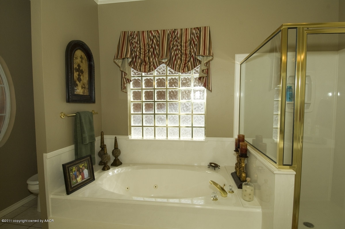 7821 Covington Parkway Amarillo, TX 79121 - Photo 35 of 53 a bathroom with a bathtub and a shower