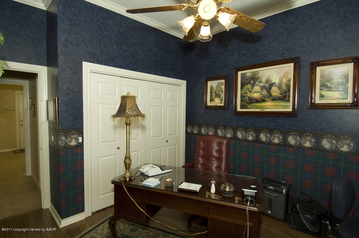 7821 Covington Parkway Amarillo, TX 79121 - Photo 40 of 53 a living room with furniture and a fireplace