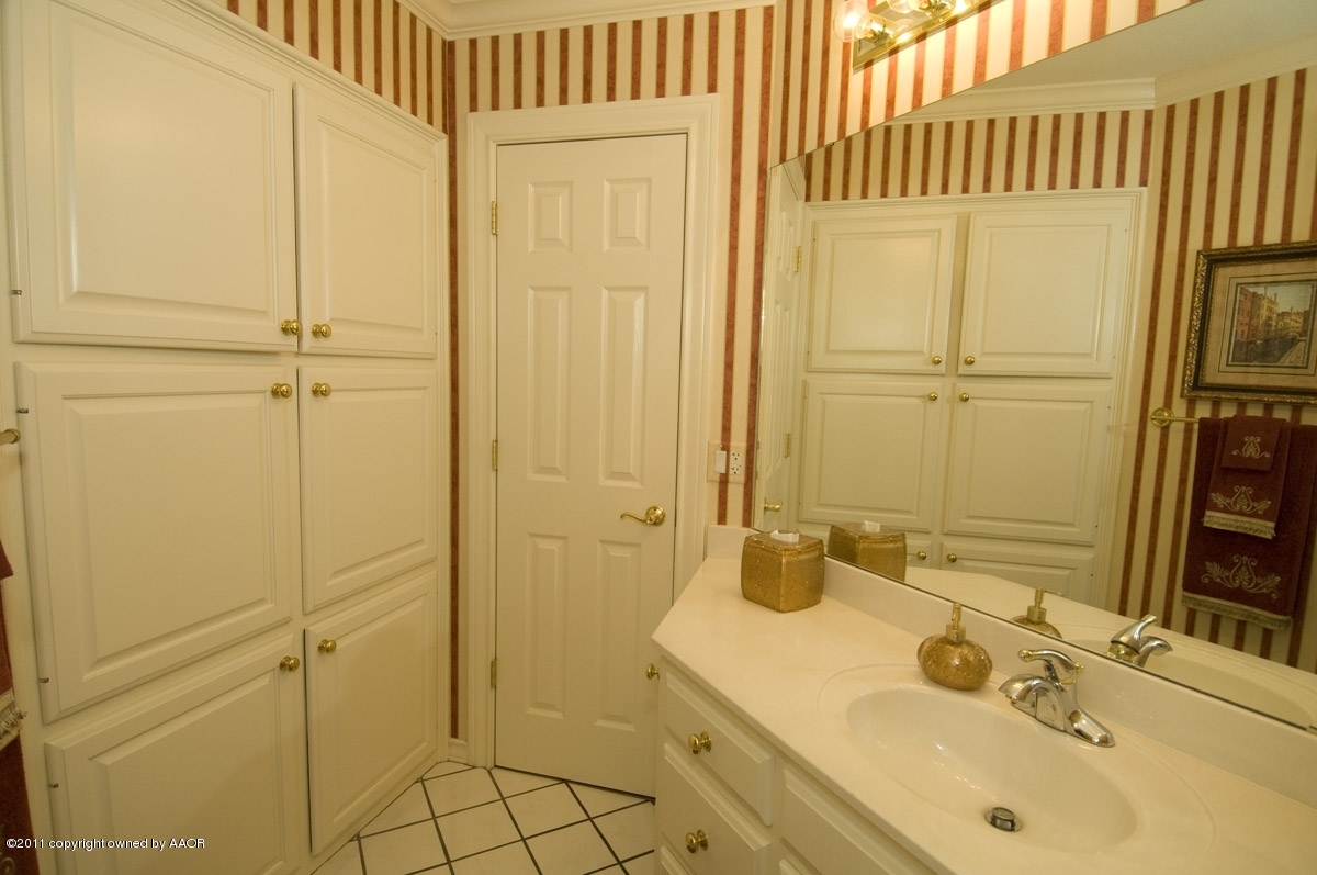 7821 Covington Parkway Amarillo, TX 79121 - Photo 4 of 53 a bathroom with a sink and a mirror