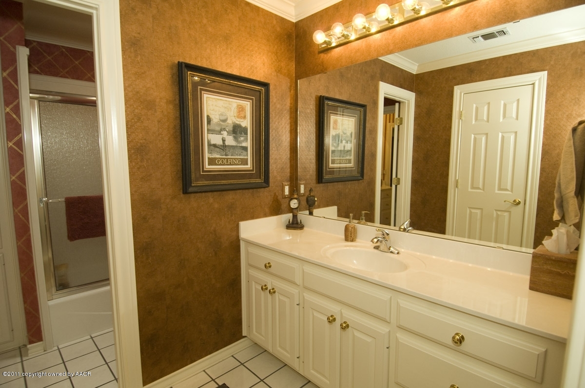 7821 Covington Parkway Amarillo, TX 79121 - Photo 5 of 53 a bathroom with a sink and a mirror