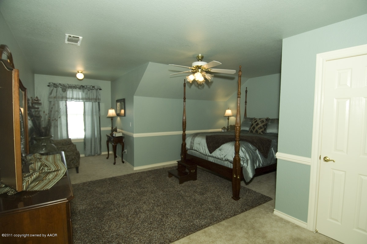 7821 Covington Parkway Amarillo, TX 79121 - Photo 10 of 53 a room with lots of chairs and mirrors