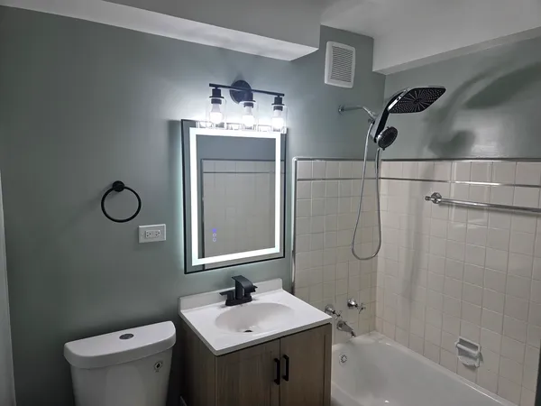 $149,900 | 2606 West Balmoral Avenue, Unit 507, Chicago, IL 60625