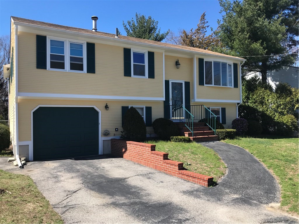 132 Elton Circle Cranston, RI 02921 - Photo 2 of 29