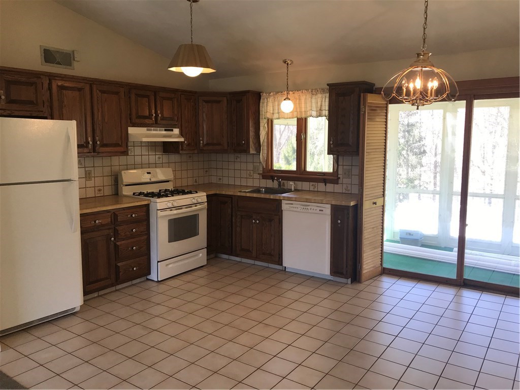 132 Elton Circle Cranston, RI 02921 - Photo 8 of 29