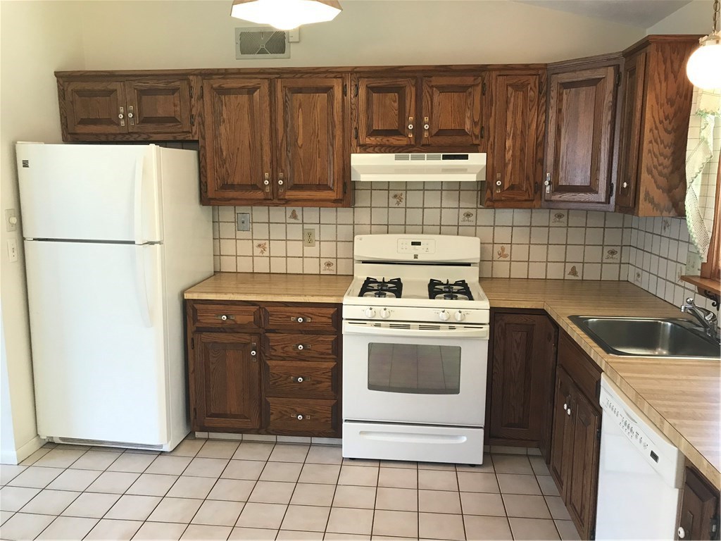 132 Elton Circle Cranston, RI 02921 - Photo 9 of 29