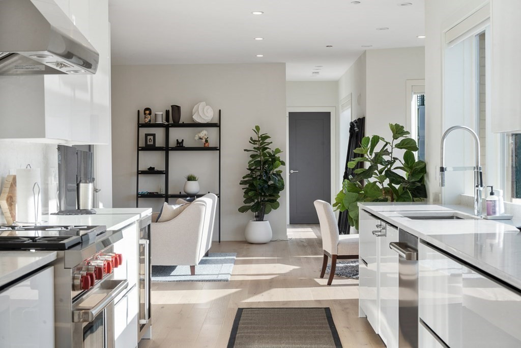 100 A Street, Unit 6 Boston, MA 02127 - Photo 8 of 37 a dining room with furniture and window