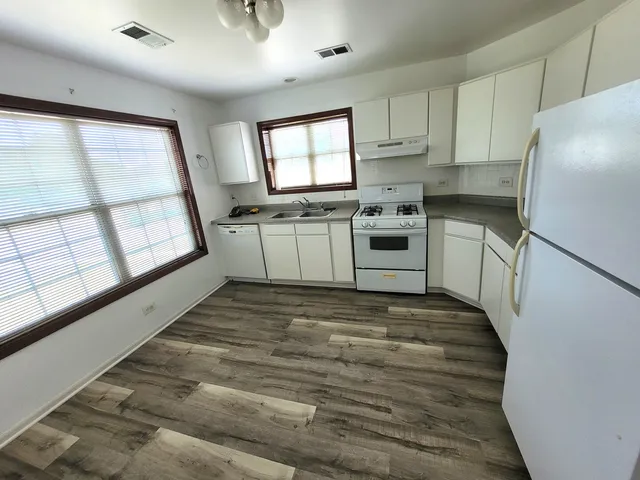 $2,400 | 321 Sheffield Drive, Unit 321, Schaumburg, IL 60107