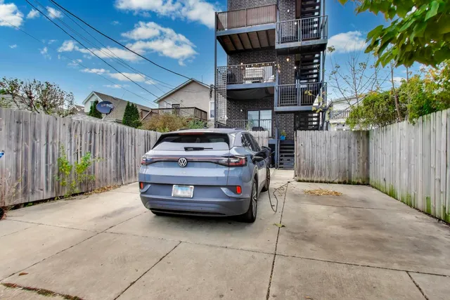 $3,250 | 3320 North Narragansett Avenue, Unit 2, Chicago, IL 60634