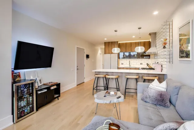 $3,250 | 3320 North Narragansett Avenue, Unit 2, Chicago, IL 60634