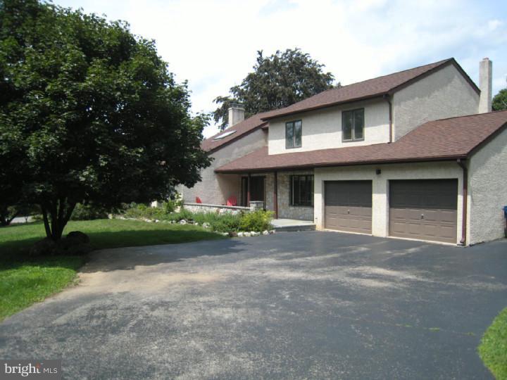 790 Hobbs Road Wayne, PA 19087 - Photo 4 of 22 Driveway