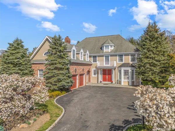 $2,388,000 | 16 MacKay Way, Roslyn, NY 11576