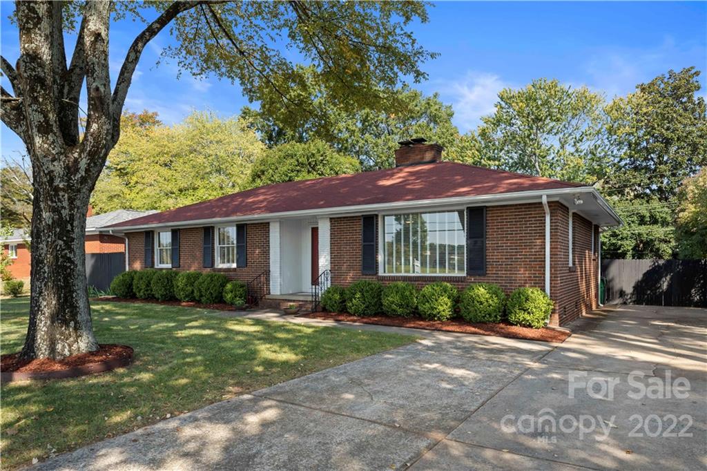 1705 Tyvola Road Charlotte, NC 28210 - Photo 3 of 40 a front view of a house with a garden