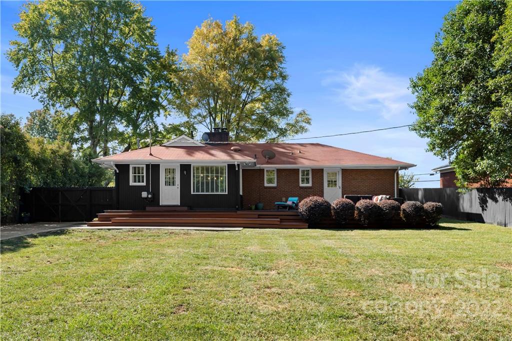 1705 Tyvola Road Charlotte, NC 28210 - Photo 39 of 40 a front view of a house with a garden