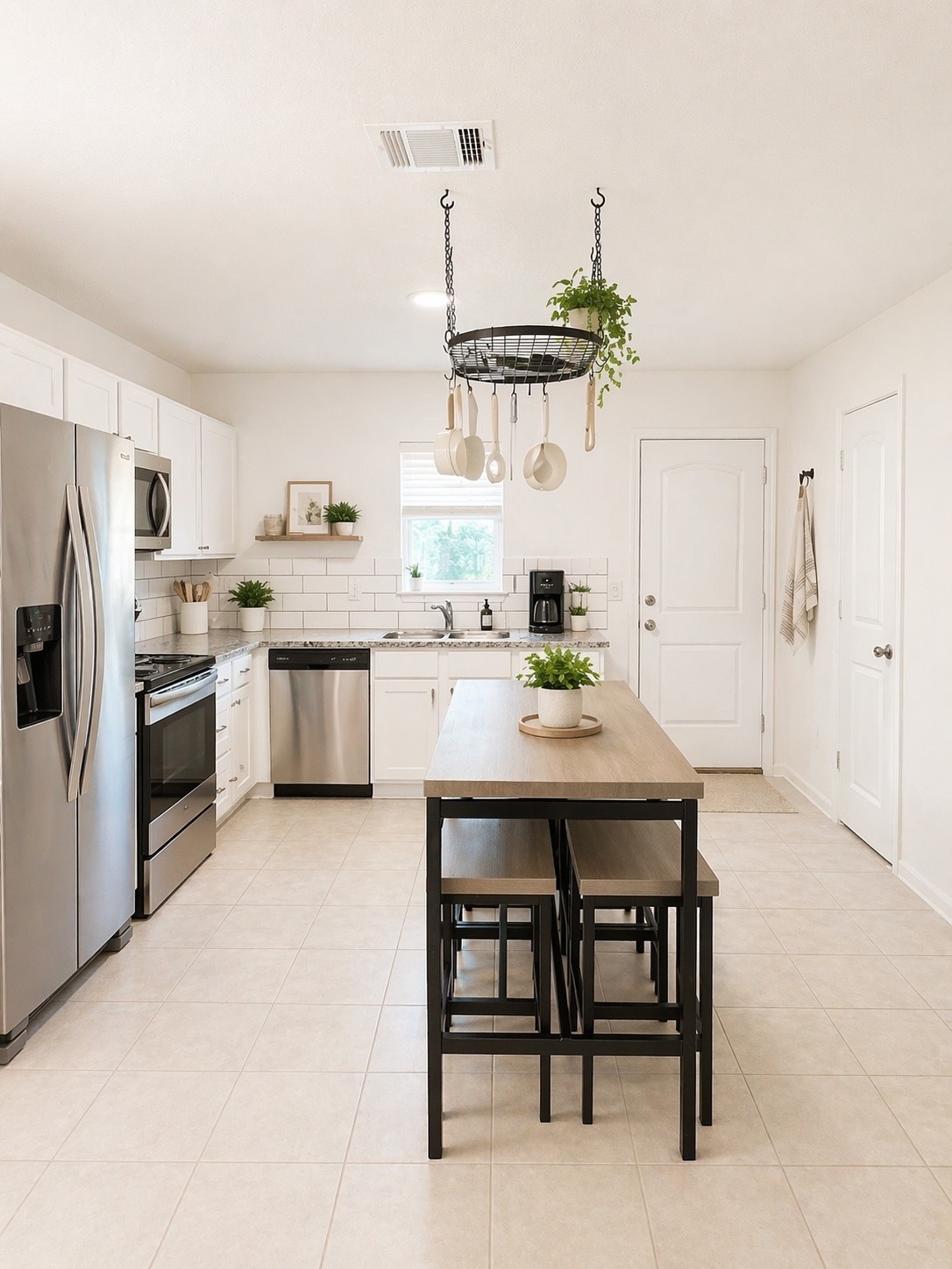 4139 Sam Houston Road Willis, TX 77378 - Photo 9 of 26 VIRTUALLY STAGED by AI to showcase potential.