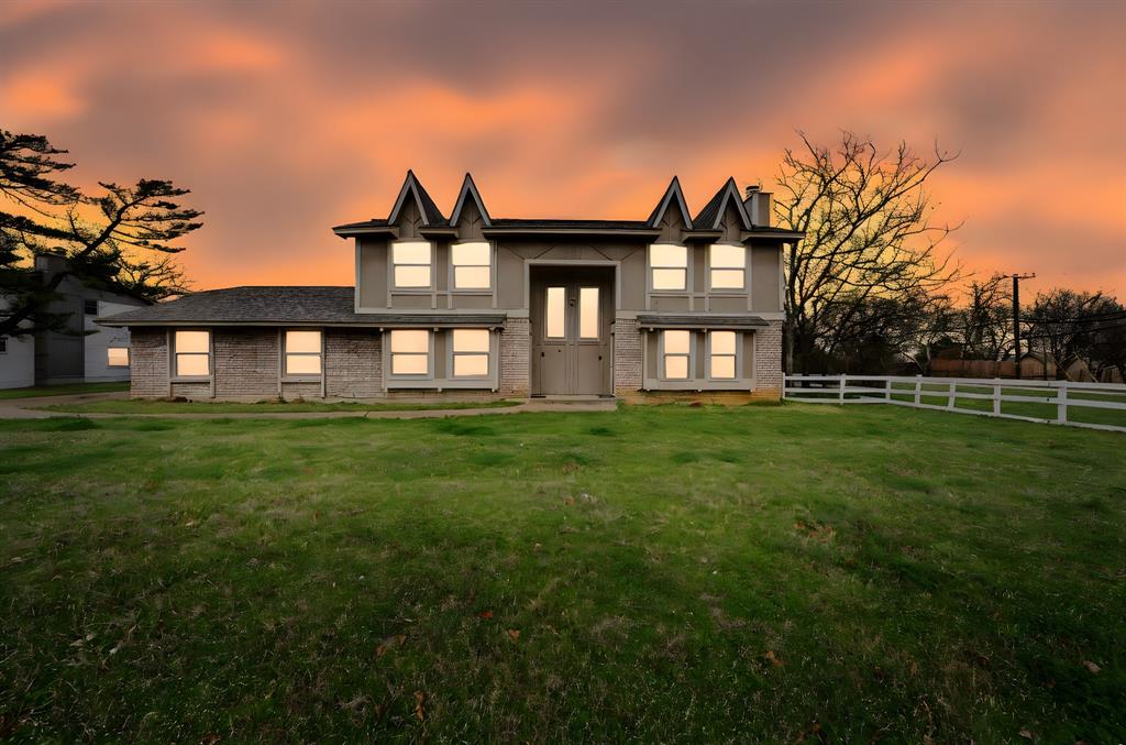 6925 Calender Road, Unit A Arlington, TX 76001 - Photo 2 of 19 a front view of a house with garden