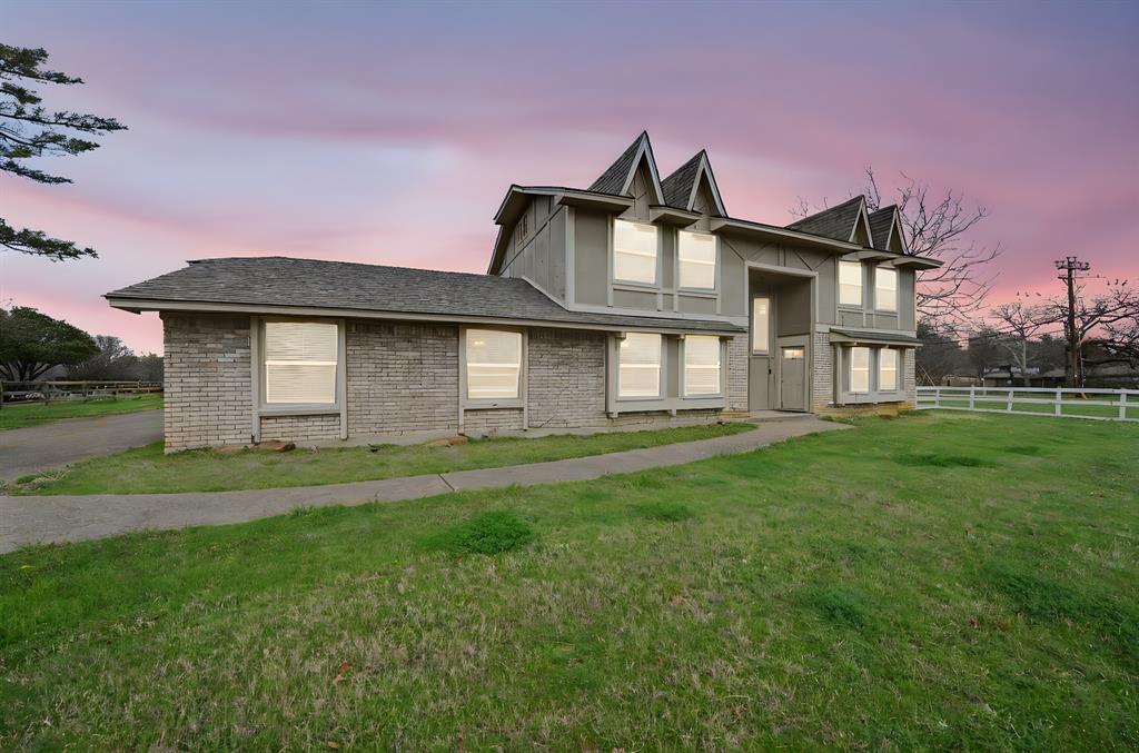 6925 Calender Road, Unit A Arlington, TX 76001 - Photo 4 of 19 a front view of a house with a garden
