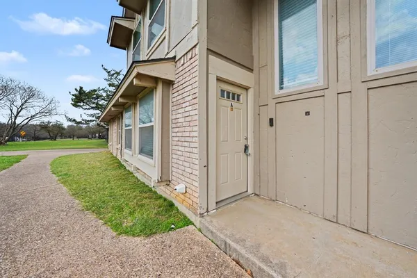 a view of a house with backyard and garden