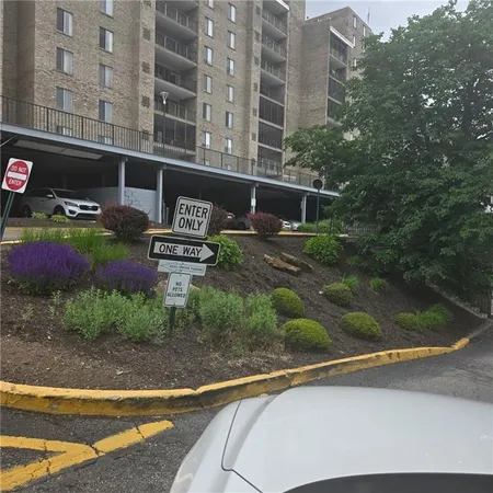 $194,750 | 2160 Greentree Road, Unit 606W, Pittsburgh, PA 15220