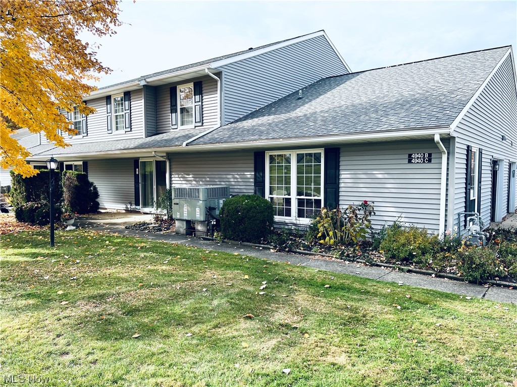 Front of property featuring a front yard