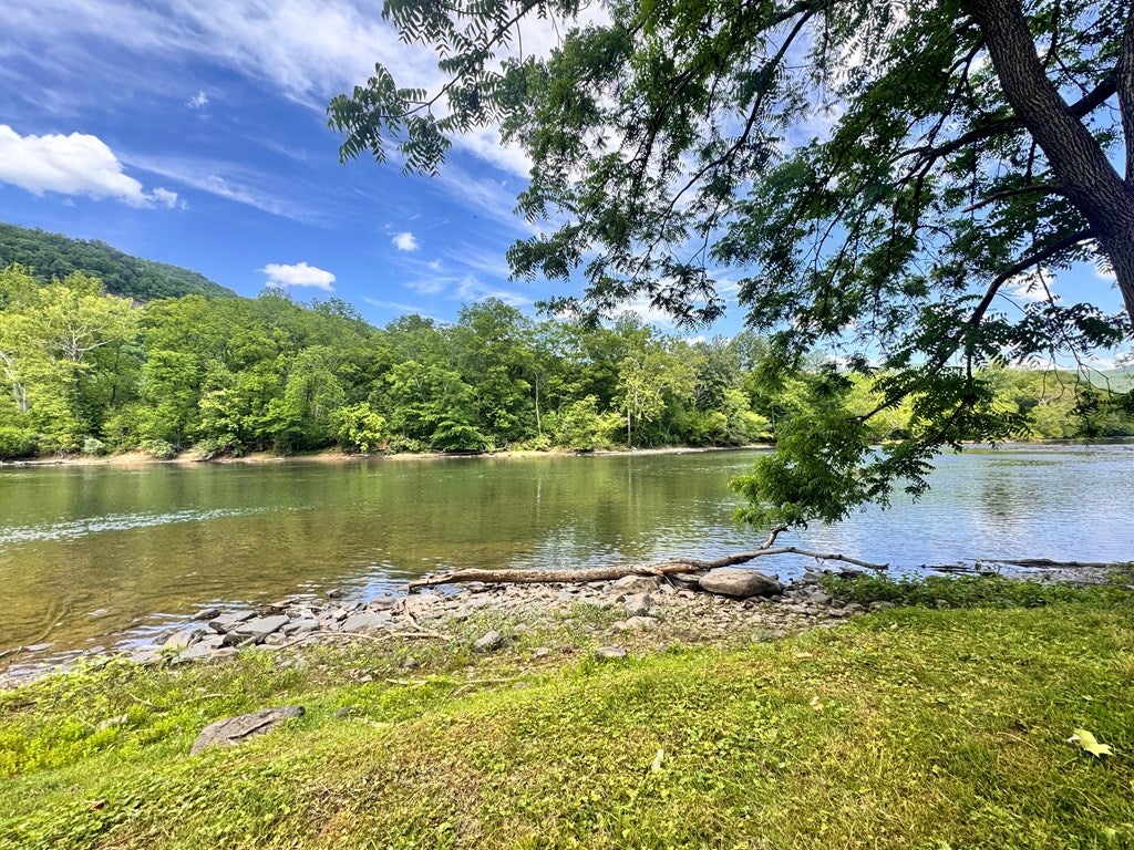 2597 New River Road Hinton, WV 25951 - Photo 4 of 30 Gallery Image 4