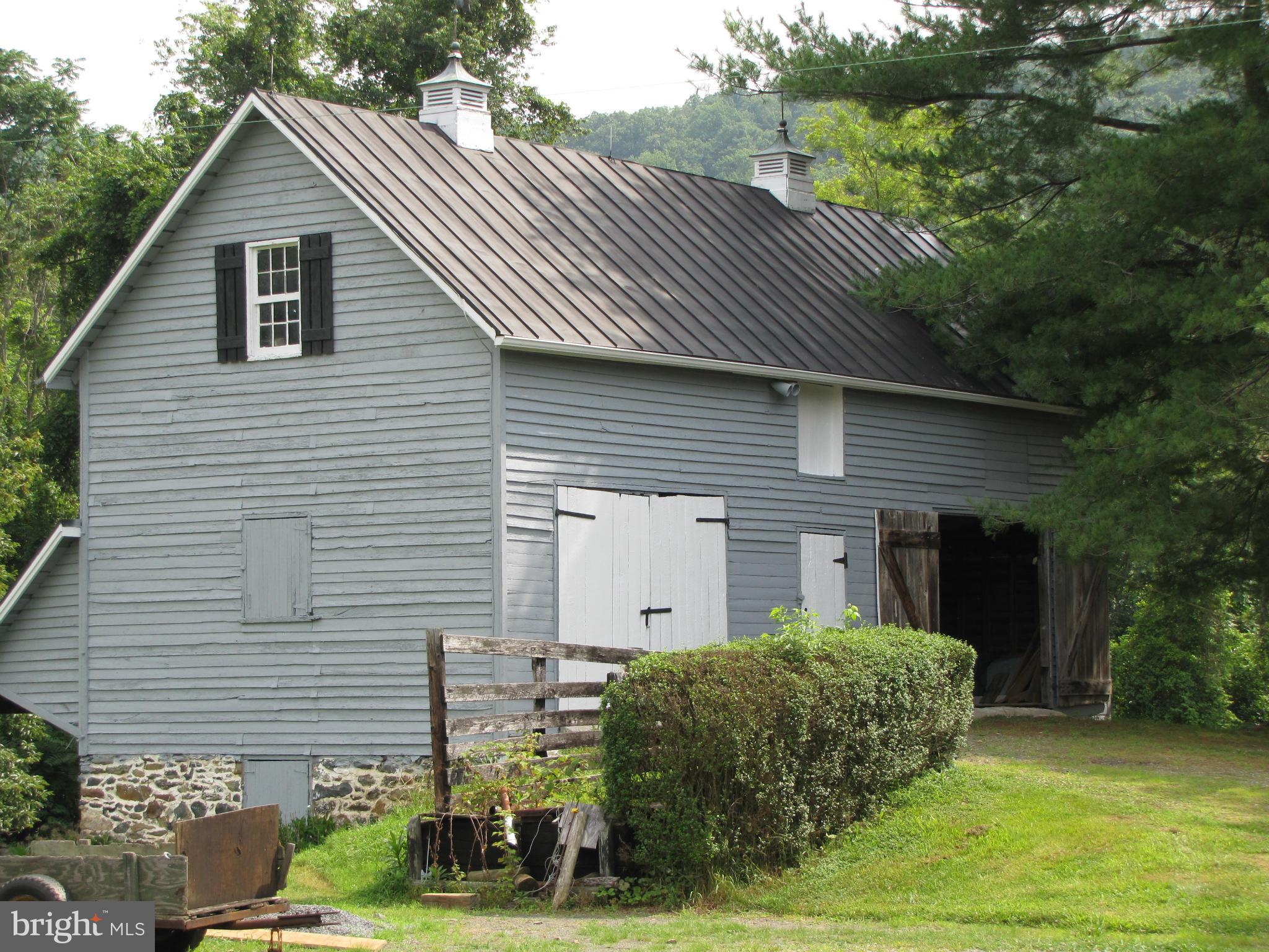 2879 Leeds Manor Road Markham, VA 22643 - Photo 25 of 30 Bank barn