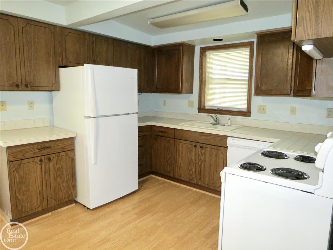 3530 Alida Avenue Rochester, MI 48309 - Photo 10 of 55 50053248-11.JPG