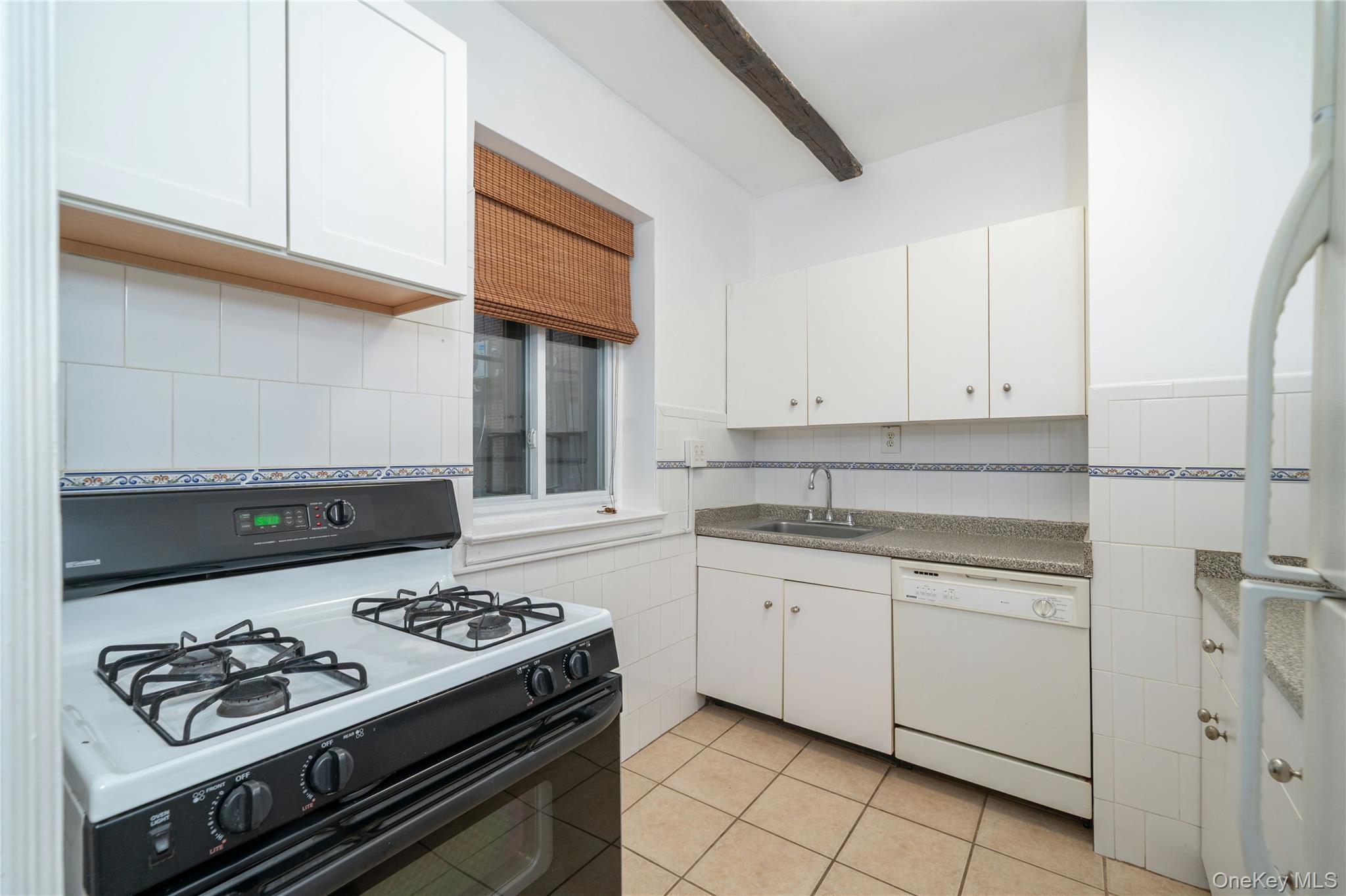 45 Pondfield Road West, Unit 1G Bronxville, NY 10708 - Photo 11 of 17 Kitchen