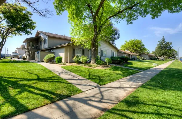 $725,000 | 816 Sherwood Way, Madera, CA 93638