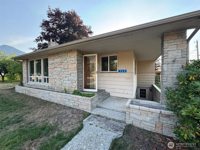 a view of a house with a yard