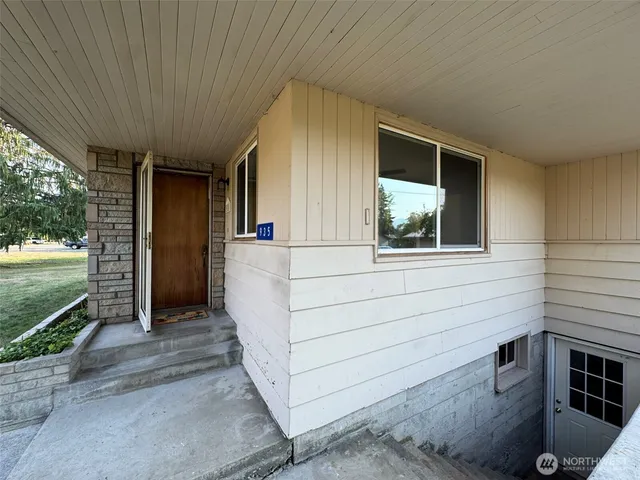 a view of a house with a backyard