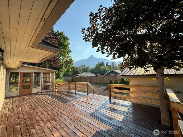 a view of a yard with a tree