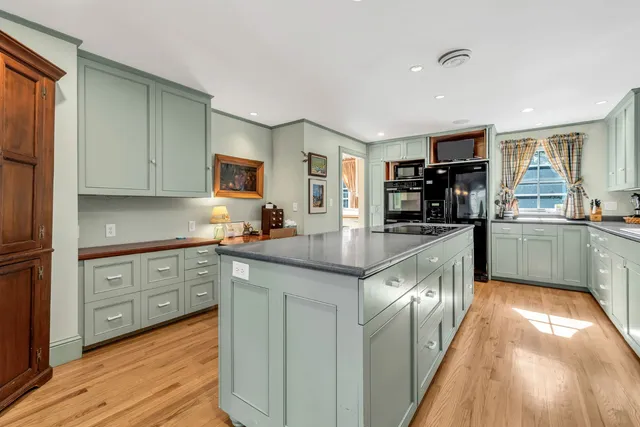 $14,500,000 | 825 Main Street, Vineyard Haven, MA 02568