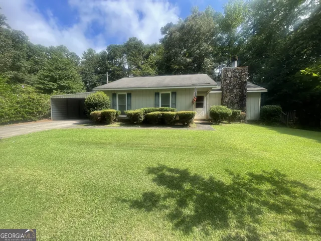 a view of a house with a yard