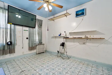 a view of a livingroom with furniture and a ceiling fan