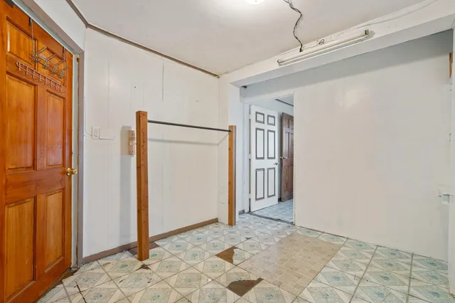 a view of a big room with closet and windows