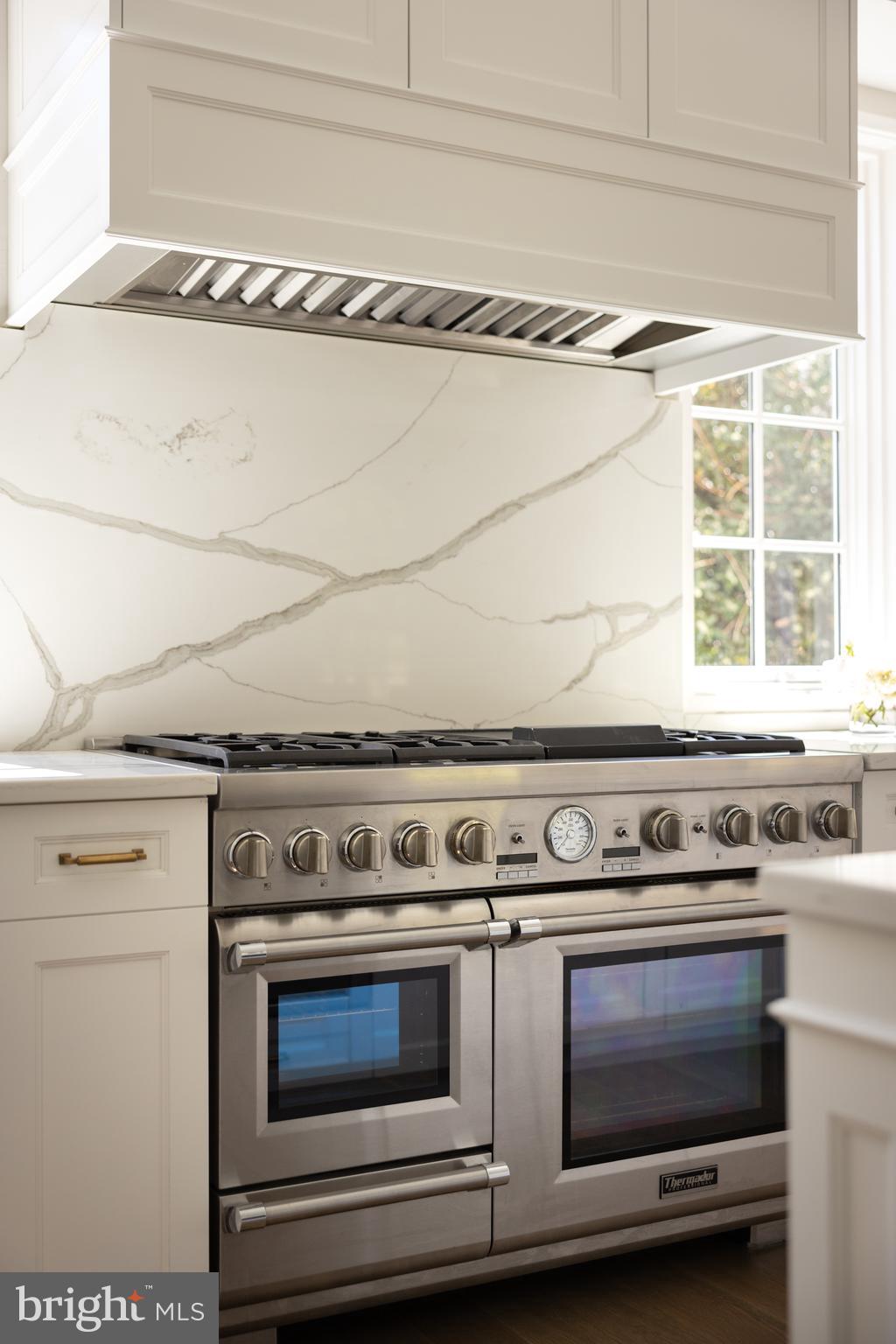 1704 Russell Road Alexandria, VA 22302 - Photo 11 of 44 Custom Hood with Integrated Blower