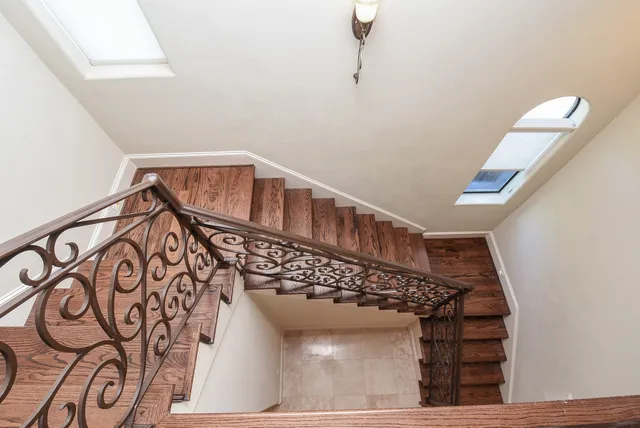 a view of entryway with a front door