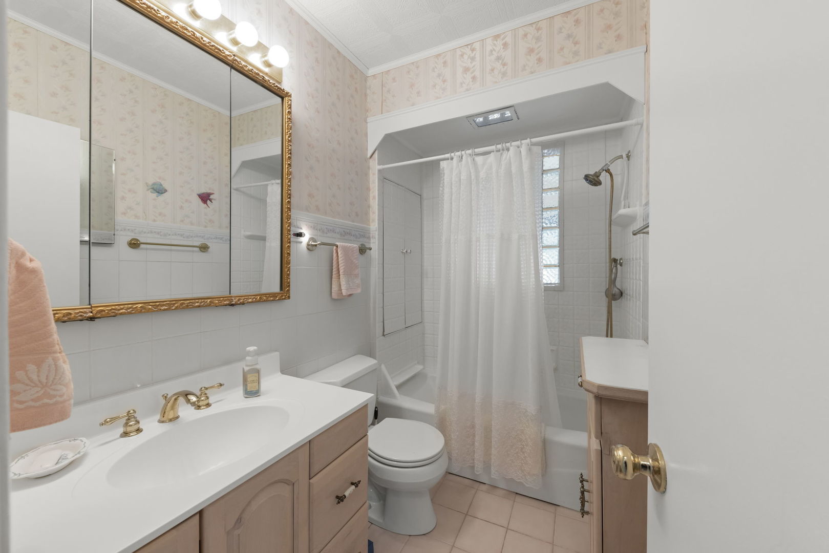 370 Oak Street Elmhurst, IL 60126 - Photo 15 of 35 a bathroom with a sink toilet and shower