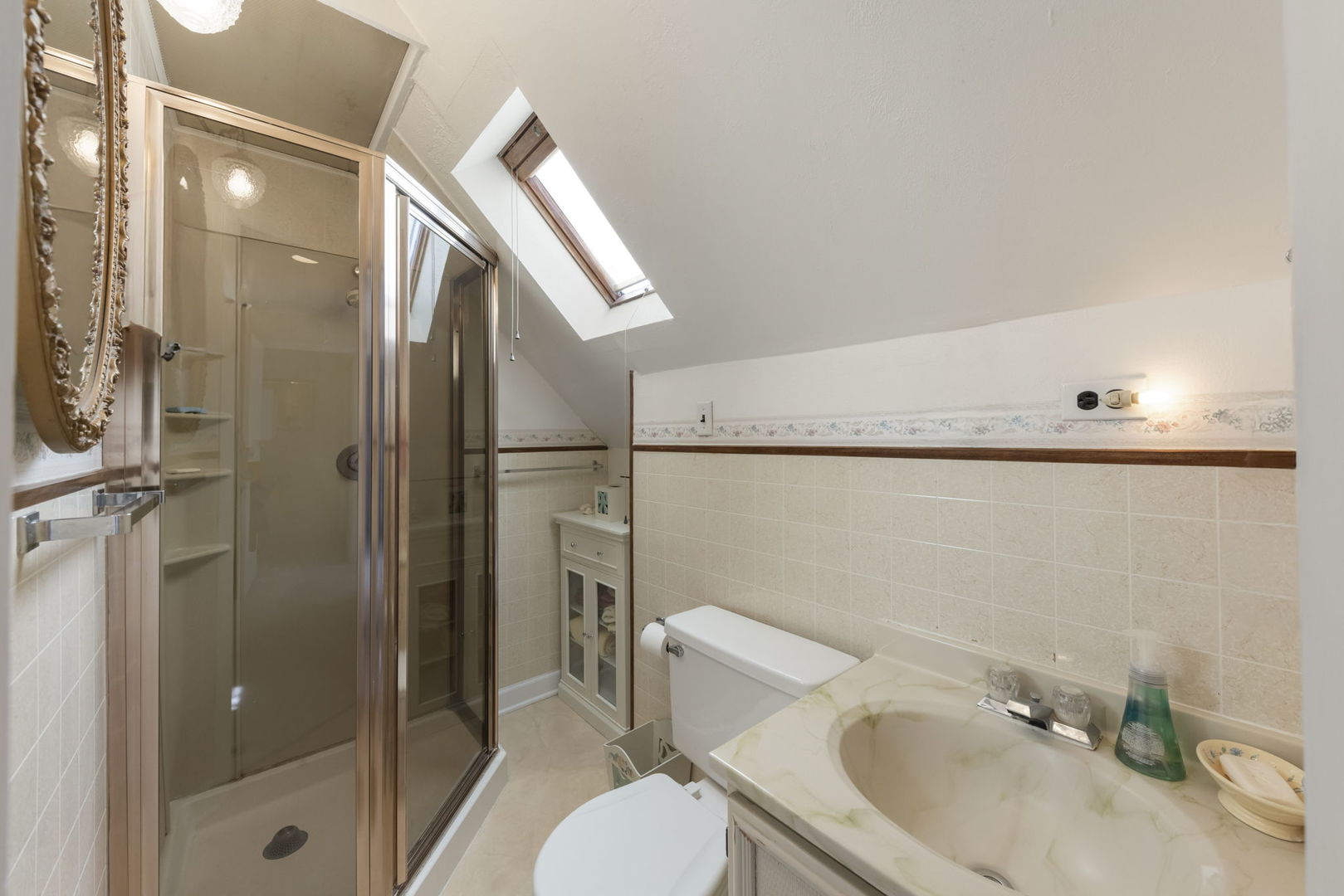 370 Oak Street Elmhurst, IL 60126 - Photo 18 of 35 a bathroom with a sink toilet and shower