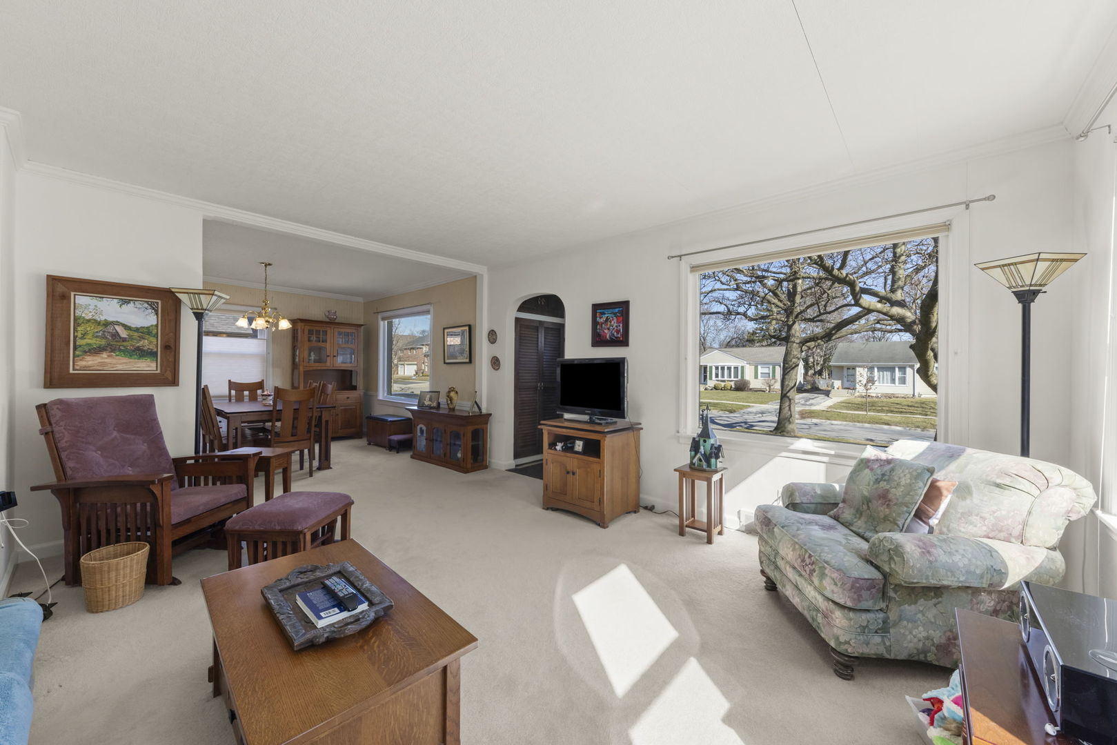 370 Oak Street Elmhurst, IL 60126 - Photo 4 of 35 a living room with furniture and a flat screen tv